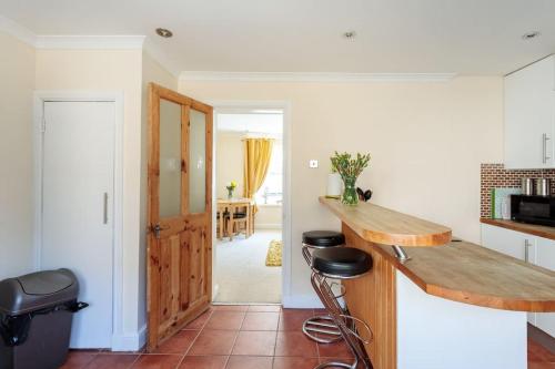 een keuken met een aanrecht en krukken in een kamer bij Argyll Apartments - George Street, Oban in Oban