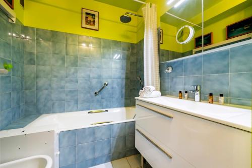 une salle de bain avec une baignoire et un lavabo dans l'établissement Veeve - Hidden Heaven, à Paris
