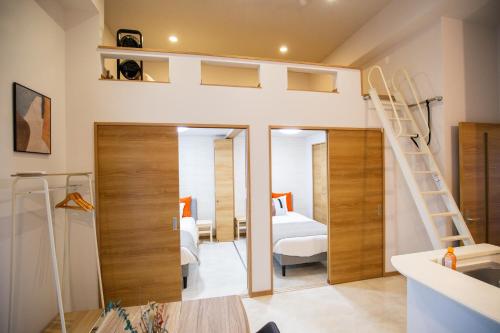 Ένα ή περισσότερα κρεβάτια σε δωμάτιο στο Ekimae apartment