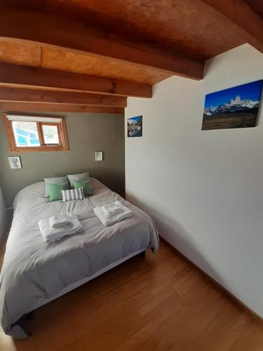 Cerro Rosado tesisinde bir odada yatak veya yataklar