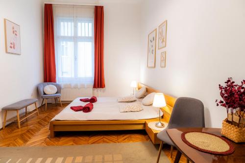 Un dormitorio con una cama con gafas rojas. en Apartment Charles, en Budapest