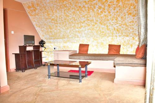uma sala de estar com um sofá e uma mesa em Airman’s Lodge 