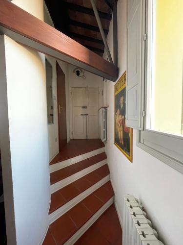 un pasillo con una escalera en un edificio en Il Mini, en Imola