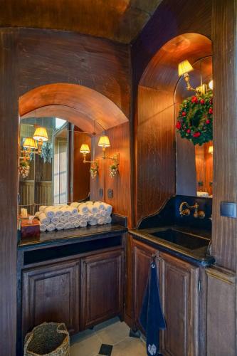 une salle de bain avec un lavabo et un miroir dans l'établissement Château de Thouaré, à Thouaré-sur-Loire