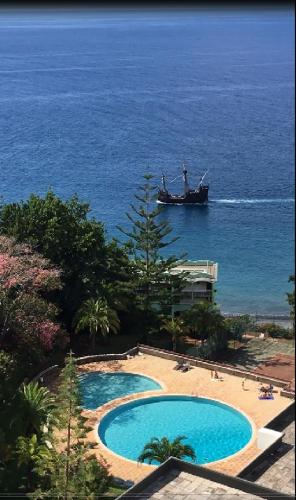 Sunny Bayhill with swimming pool