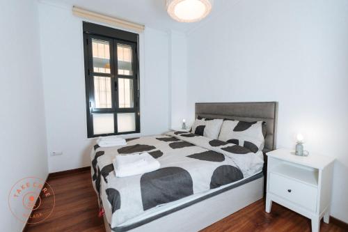 マラガにあるApartment in heart of Malaga - TCMのベッドルーム(白黒のベッド1台、窓付)