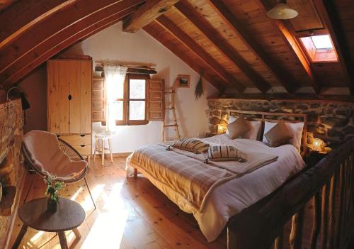- une chambre avec un grand lit dans une cabane en rondins dans l'établissement Dríade, à Villar de las Traviesas