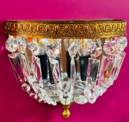 a gold and pinkorah with pink ties in it at Apartament Lakshmi- Villa Vinci in Jelenia Góra