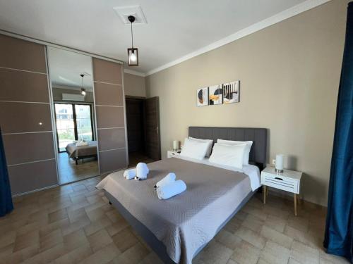 une chambre avec un lit avec deux serviettes dessus dans l'établissement GS Lumen Apartment, à La Canée