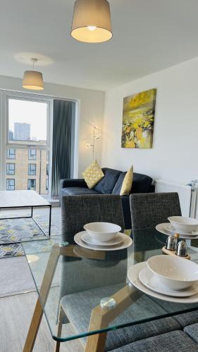uma sala de estar com uma mesa de vidro e um sofá em City Apartment 2 bed 2 bath- Netflix - Off-Street Parking - Wifi em Birmingham