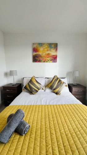 um quarto com uma cama amarela e 2 almofadas em City Apartment 2 bed 2 bath- Netflix - Off-Street Parking - Wifi em Birmingham