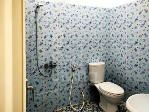 La salle de bains est pourvue d'une douche et de toilettes. dans l'établissement Guest House Syariah Bunga Intan RedPartner, à Metro