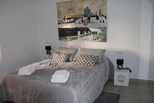 a bedroom with a bed and a painting on the wall at Les Portes in Xàtiva