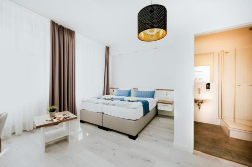1 dormitorio con 1 cama y sala de estar en Hotel Zur Seemöwe en Kirchdorf