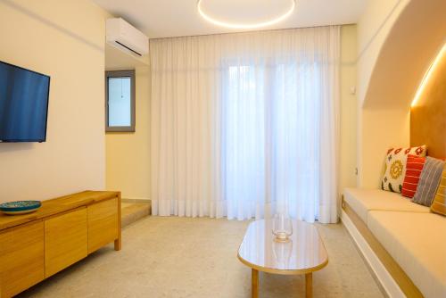 Μια τηλεόραση ή/και κέντρο ψυχαγωγίας στο Onira Luxury Apartment