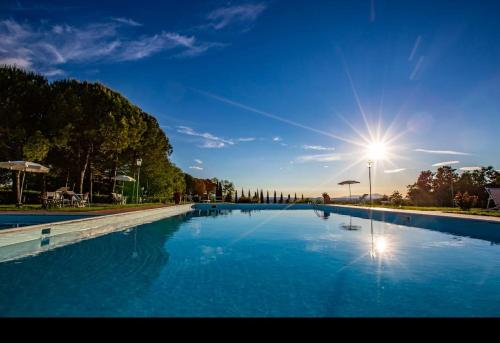 ein großer Swimmingpool mit Sonne im Himmel in der Unterkunft Villa Panconesi in Montespertoli