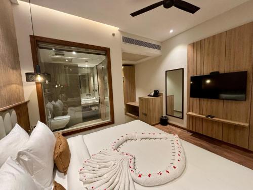 a bedroom with a baseball cake on a bed at ARNISA Kasauli - A Boutique Hotel in Kasauli