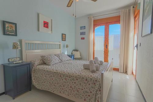 una camera da letto con un letto con sopra degli animali di peluche di 018 - Costa Hispania I - 264 - comfortHOLIDAYS a Gran Alacant