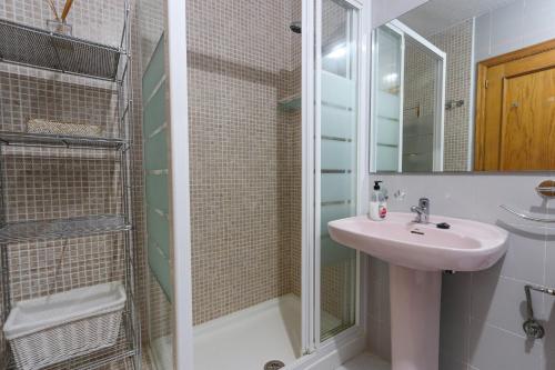 bagno con lavandino e doccia di 018 - Costa Hispania I - 264 - comfortHOLIDAYS a Gran Alacant