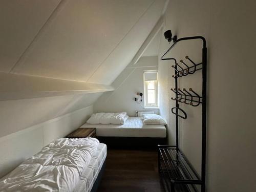 Gulta vai gultas numurā naktsmītnē Comfortabel vakantiehuis in het bos op de Veluwe