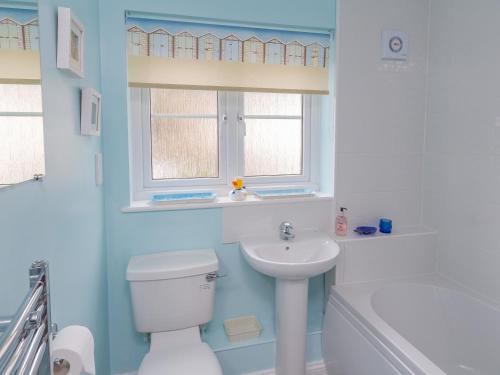 希望海灣的住宿－New Cottage，一间带卫生间、水槽和窗户的浴室