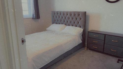 Легло или легла в стая в Impeccable 3-Bed House in Northampton