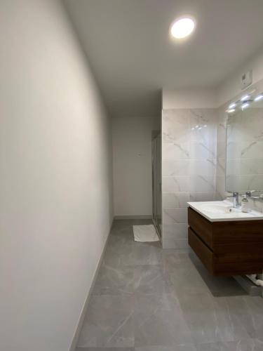 La salle de bains est pourvue d'un lavabo et d'un miroir. dans l'établissement CAZAM Paris Saint Ouen, à Saint-Ouen
