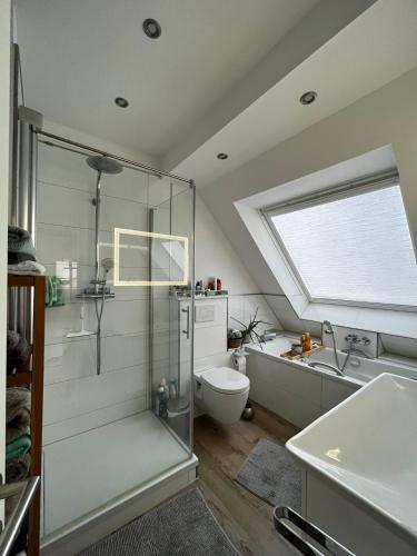 a bathroom with a shower and a toilet and a sink at Möbelierte 2 Zimmer Wohnung in Düsseldorf