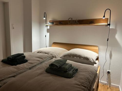 twee bedden naast elkaar in een kamer bij Ruhige Ferienwohnung „Südhang“ direkt am Wald in Bad Arolsen