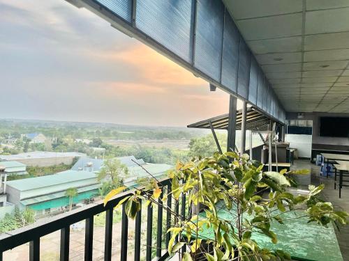 uma vista a partir da varanda de um edifício em Thuỷ Quỳnh hotel em Xóm Bên Ðông