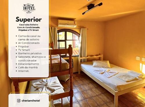 ジョインヴィレにあるCheri Ami Hotelの二段ベッド2台とホテルの看板が備わる客室です。