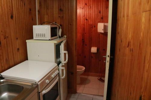 Il comprend une cuisine équipée d'un four micro-ondes et d'un réfrigérateur. dans l'établissement maisonnette, à La Turballe