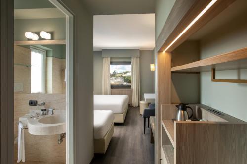 Cette chambre comprend un lit et un lavabo. dans l'établissement Hotel Marc'Aurelio, à Rome