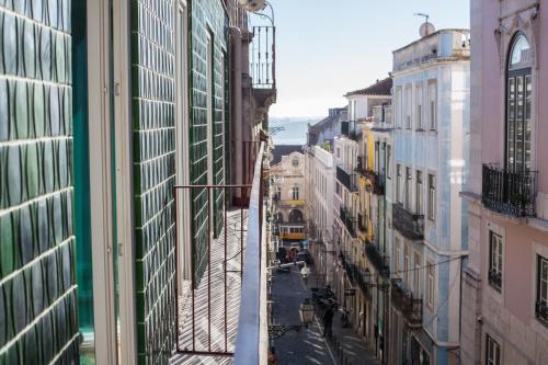 uma vista para uma rua da cidade com edifícios em FLH Bairro Alto Balcony with River View em Lisboa