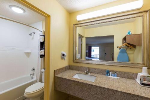 Days Inn by Wyndham Florence/I-95 Northにあるバスルーム