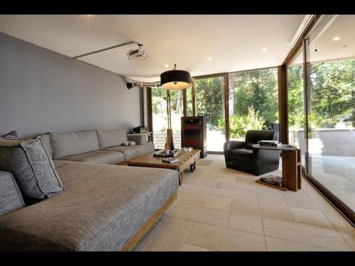 un soggiorno con un divano e un tavolo di Corfu Dream Holidays Villa a Perama