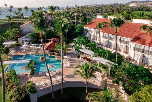 een luchtzicht op een resort met een zwembad en palmbomen bij Wyndham Palmas Beach and Golf Boutique Resort in Humacao