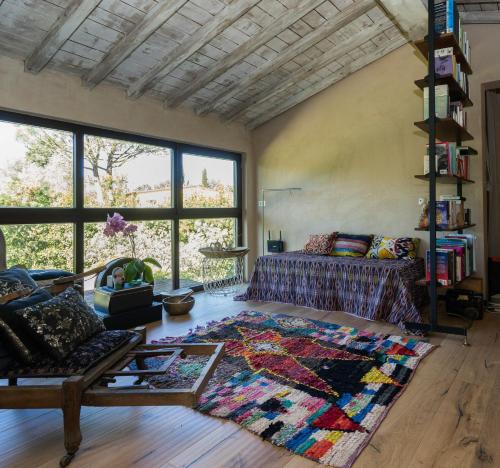 sala de estar con sofá y alfombra en el suelo en IL Fienile - Tuscany, en San Giovanni Valdarno