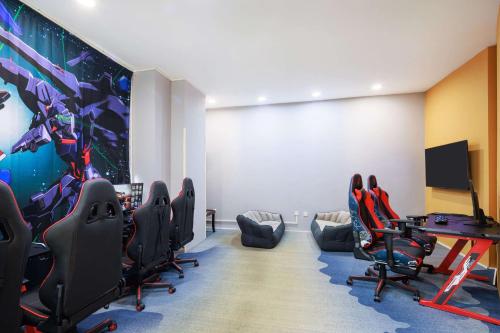 a conference room with chairs and a large screen at WYNDHAM Foshan shunde in Shunde