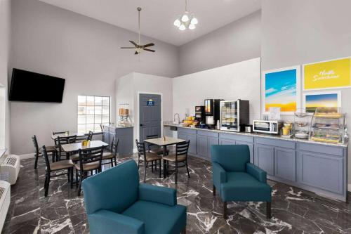 een eetkamer met een tafel en stoelen en een keuken bij Days Inn by Wyndham Carlisle in Carlisle