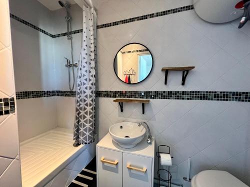 a bathroom with a sink and a shower and a toilet at Rue de la paix 3 personnes - 10'min Paris in Les Lilas