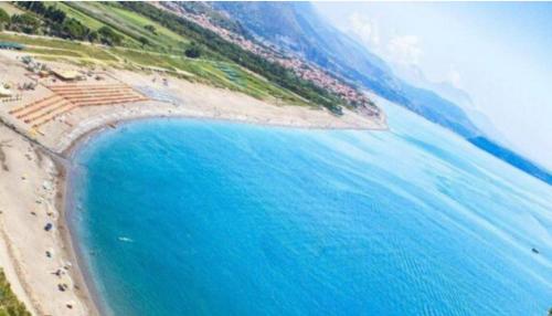 una vista aérea de la playa y del océano en Villa - Malibu' en Lauria Inferiore