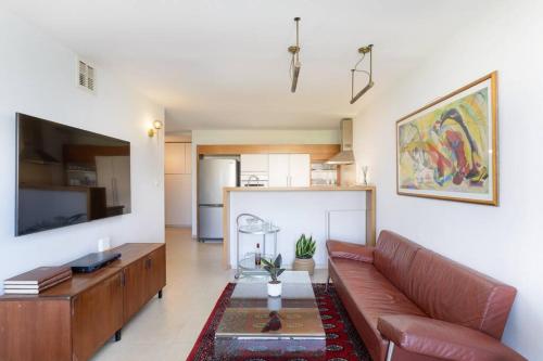 Neta's Central Gem with Bomb Shelter in Tel Aviv