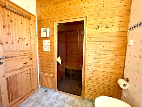 ティンメンドルフにあるFerienhäuser Liethmann Haus 3 W 1の木製の壁のバスルーム(トイレ付)