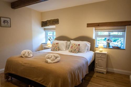 1 dormitorio con 1 cama con 2 toallas en Ewe Time Holiday Barn, en Kelbrook