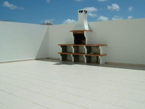 un banco sentado en la azotea en Fantastic 3 bedroom Villa - Peniche - Mer&Surf, en Atouguia da Baleia