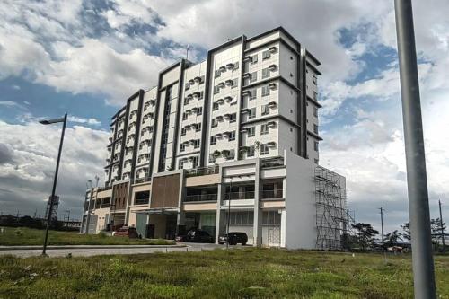 um grande edifício branco no lado de uma rua em Le Palis Suite 