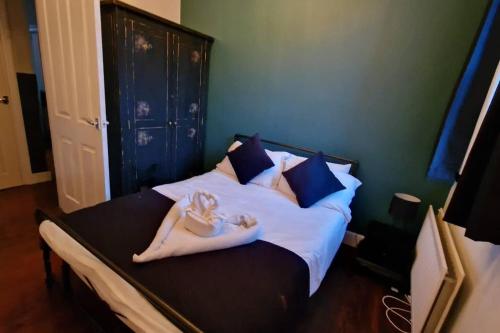 Inviting 3-Bed Apartment in Newcastle upon Tyne في نيوكاسل أبون تاين: غرفة نوم عليها سرير وفوط