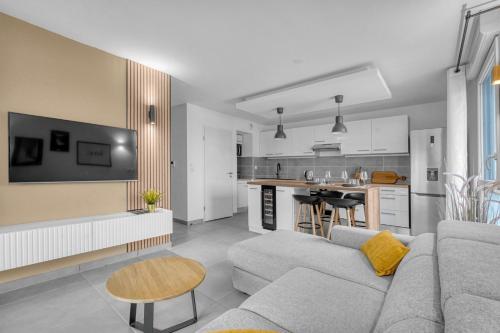 un salon avec un canapé et une cuisine dans l'établissement Perle Toulousaine, à Toulouse