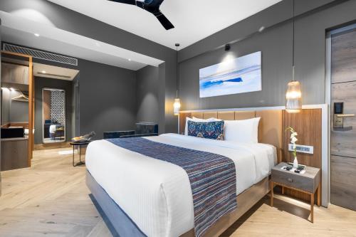 Clarion Hotel Ocean Palms Goaにあるベッド